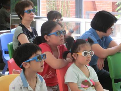 说明: C:\Users\LLM\Desktop\已挑选\2017.5.6越秀区图书馆开展“3D阅读乐园——《动物总动员》电影，图为小读者一起观影。.JPG