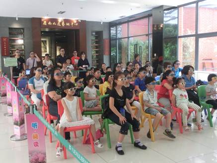 说明: C:\Users\LLM\Desktop\已挑选\2017.5.6越秀区图书馆开展“3D阅读乐园——《动物总动员》电影，图为活动现场。.JPG