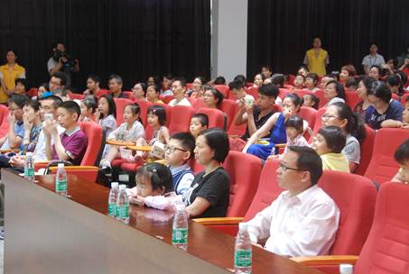 说明: C:\Users\XUYUXIAN\Desktop\5月轮岗文档\学会业界动态上传资料\5.12\学会\20170506广州少年儿童图书馆举办第100场羊城少年学堂\DSC_1872.JPG