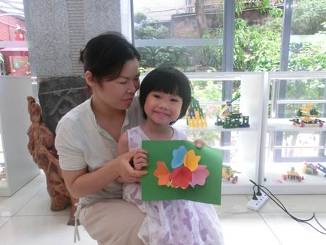 说明: C:\Users\LLM\Desktop\已挑选\2016.5.13  越秀区图书馆开展“听·阅读——感恩慈母  学礼知仪”活动，图为读者展示贺卡作品3。.JPG