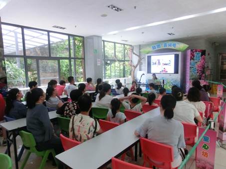 说明: C:\Users\LLM\Desktop\已挑选\2016.5.13  越秀区图书馆开展“听·阅读——感恩慈母  学礼知仪”活动，图为活动现场。.JPG