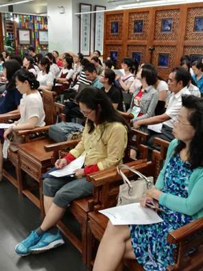 说明: D:\苏晓明工作文件\2017年\刘斯翰诗词系列讲座\38讲（5月21日）\照片\通稿照片\听众认真记下老师精彩点评1.jpg