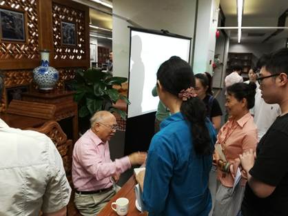 说明: D:\苏晓明工作文件\2017年\刘斯翰诗词系列讲座\38讲(5月21日)\照片\通稿照片\课后互动.jpg