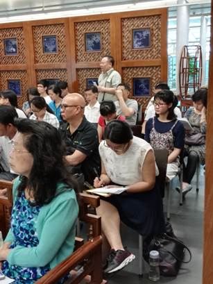 说明: D:\苏晓明工作文件\2017年\刘斯翰诗词系列讲座\38讲(5月21日)\照片\通稿照片\听众认真记下老师精彩点评2.jpg