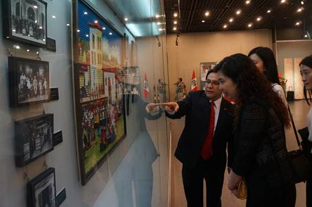 说明: 罗馆参观展览