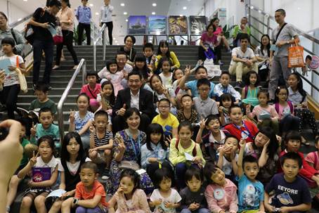 说明: C:\Users\XUYUXIAN\Desktop\5月轮岗文档\学会业界动态上传资料\5.27\20170520广州少年儿童图书馆再度邀请各国领事为羊城少儿讲故事\IMG_9491.JPG