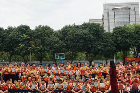 说明: 同学们与陈一冰合影留恋