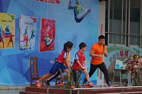 说明: 陈一冰与同学们互动