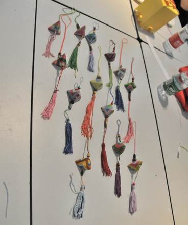 说明: \\192.168.160.20\策划部\照片档案\2017年照片档案\业务活动\其它活动\2017年5月20日，越秀区图书馆、终极B班手工艺社在越秀图书馆一楼大堂开展的阅创工坊——第三课 端午节制作粽子挂饰。\2017年5月20日，越秀区图书馆、终极B班手工艺社在越秀图书馆一楼大堂开展的阅创工坊——第三课 制作粽子挂饰。图为：读者作品展示.JPG