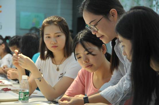 说明: \\192.168.160.20\策划部\照片档案\2017年照片档案\业务活动\其它活动\2017年5月20日，越秀区图书馆、终极B班手工艺社在越秀图书馆一楼大堂开展的阅创工坊——第三课 端午节制作粽子挂饰。\2017年5月20日，越秀区图书馆、终极B班手工艺社在越秀图书馆一楼大堂开展的阅创工坊——第三课 制作粽子挂饰（16）.JPG