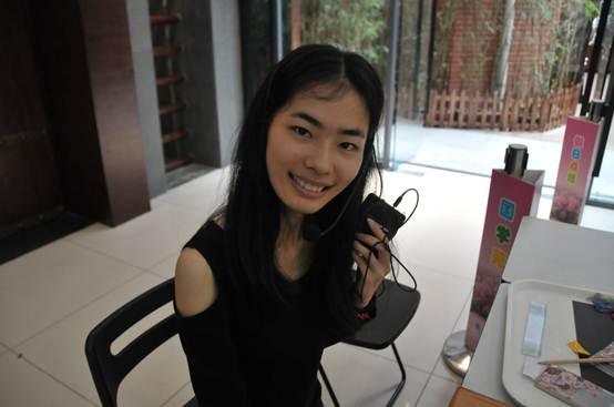 说明: \\192.168.160.20\策划部\照片档案\2017年照片档案\业务活动\其它活动\2017年5月20日，越秀区图书馆、终极B班手工艺社在越秀图书馆一楼大堂开展的阅创工坊——第三课 端午节制作粽子挂饰。\2017年5月20日，越秀区图书馆、终极B班手工艺社在越秀图书馆一楼大堂开展的阅创工坊——第三课 制作粽子挂饰，图为：为阅读工坊阅读推荐朗诵美文的志愿者（1）.JPG