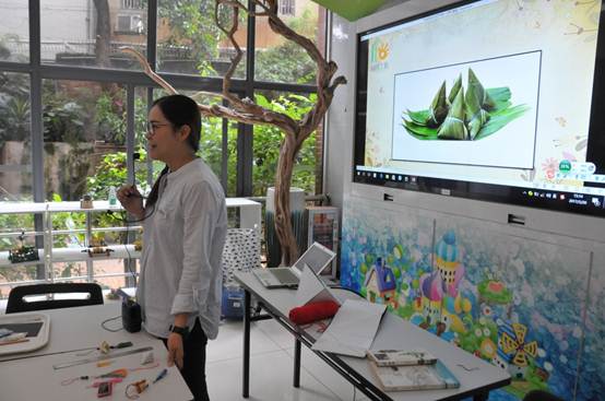 说明: \\192.168.160.20\策划部\照片档案\2017年照片档案\业务活动\其它活动\2017年5月20日，越秀区图书馆、终极B班手工艺社在越秀图书馆一楼大堂开展的阅创工坊——第三课 端午节制作粽子挂饰。\2017年5月20日，越秀区图书馆、终极B班手工艺社在越秀图书馆一楼大堂开展的阅创工坊——第三课 制作粽子挂饰（2）.JPG