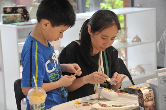 说明: \\192.168.160.20\策划部\照片档案\2017年照片档案\业务活动\其它活动\2017年5月16日,越秀区图书馆、终极B班手工艺社在越秀区图书馆一楼大堂开展的阅创工坊——第二课“谁言寸草心,报得三春晖”母亲节主题花艺梦幻灯制作。\2017年5月16日,越秀区图书馆、终极B班手工艺社在越秀区图书馆一楼大堂开展的阅创工坊——第二课“谁言寸草心,报得三春晖”母亲节主题花艺梦幻灯制作。(9).JPG