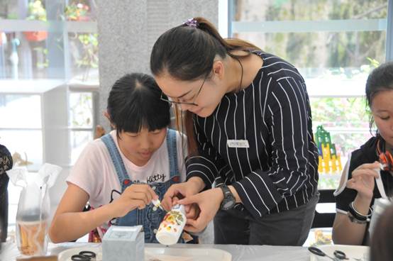 说明: \\192.168.160.20\策划部\照片档案\2017年照片档案\业务活动\其它活动\2017年5月16日,越秀区图书馆、终极B班手工艺社在越秀区图书馆一楼大堂开展的阅创工坊——第二课“谁言寸草心,报得三春晖”母亲节主题花艺梦幻灯制作。\2017年5月16日,越秀区图书馆、终极B班手工艺社在越秀区图书馆一楼大堂开展的阅创工坊——第二课“谁言寸草心,报得三春晖”母亲节主题花艺梦幻灯制作。(16).JPG