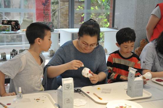 说明: \\192.168.160.20\策划部\照片档案\2017年照片档案\业务活动\其它活动\2017年5月16日,越秀区图书馆、终极B班手工艺社在越秀区图书馆一楼大堂开展的阅创工坊——第二课“谁言寸草心,报得三春晖”母亲节主题花艺梦幻灯制作。\2017年5月16日,越秀区图书馆、终极B班手工艺社在越秀区图书馆一楼大堂开展的阅创工坊——第二课“谁言寸草心,报得三春晖”母亲节主题花艺梦幻灯制作。(15).JPG