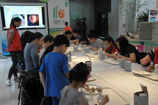 说明: \\192.168.160.20\策划部\照片档案\2017年照片档案\业务活动\其它活动\2017年5月16日,越秀区图书馆、终极B班手工艺社在越秀区图书馆一楼大堂开展的阅创工坊——第二课“谁言寸草心,报得三春晖”母亲节主题花艺梦幻灯制作。\2017年5月16日,越秀区图书馆、终极B班手工艺社在越秀区图书馆一楼大堂开展的阅创工坊——第二课“谁言寸草心,报得三春晖”母亲节主题花艺梦幻灯制作。(13).JPG