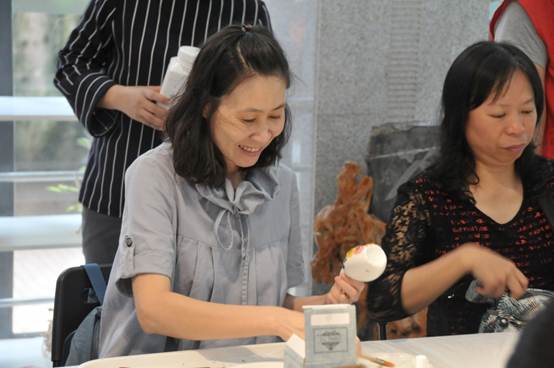 说明: \\192.168.160.20\策划部\照片档案\2017年照片档案\业务活动\其它活动\2017年5月16日,越秀区图书馆、终极B班手工艺社在越秀区图书馆一楼大堂开展的阅创工坊——第二课“谁言寸草心,报得三春晖”母亲节主题花艺梦幻灯制作。\2017年5月16日,越秀区图书馆、终极B班手工艺社在越秀区图书馆一楼大堂开展的阅创工坊——第二课“谁言寸草心,报得三春晖”母亲节主题花艺梦幻灯制作。(17).JPG