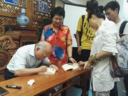 说明: D:\苏晓明工作文件\2017年\刘斯翰诗词系列讲座\39讲(6月18日)\照片\讲座结束后互动频繁.jpg