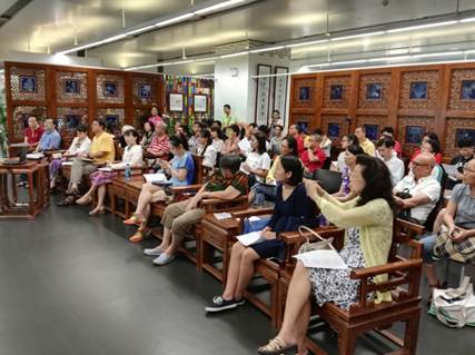 说明: D:\苏晓明工作文件\2017年\刘斯翰诗词系列讲座\39讲(6月18日)\照片\忠实听众认真聆听老师点评.jpg