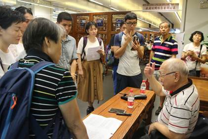 说明: D:\苏晓明工作文件\2017年\刘斯翰诗词系列讲座\40讲(7月16日)\照片\通稿照片\讲座结束后互动交流.JPG