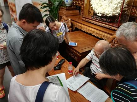 说明: D:\苏晓明工作文件\2017年\刘斯翰诗词系列讲座\40讲(7月16日)\照片\通稿照片\老师个别辅导词友原创.jpg