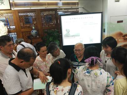 说明: D:\苏晓明工作文件\2017年\刘斯翰诗词系列讲座\41讲（8月13日）\照片\通稿照片\课后刘老师与词友互动.jpg