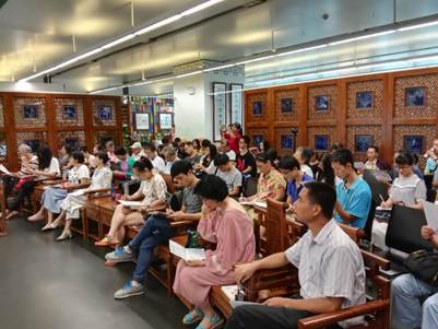 说明: D:\苏晓明工作文件\2017年\刘斯翰诗词系列讲座\41讲（8月13日）\照片\通稿照片\词友专心聆听老师评讲.jpg