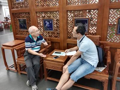 说明: D:\苏晓明工作文件\2017年\刘斯翰诗词系列讲座\41讲（8月13日）\照片\通稿照片\讲座结束后，刘斯翰老师接受媒体采访.jpg