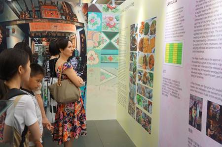 说明: 嘉宾参观展览