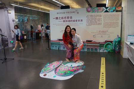 说明: 嘉宾身着娘惹服饰留影