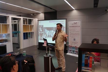 说明: D:\3、多元文化馆工作\2、活动工作\1. 活动集锦\2017年\8月:新加坡活动\3. 展览\开幕式\开幕式照片及简介\叶艾明馆长讲述娘惹的前世今生.JPG