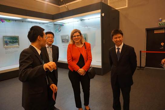 说明: 从左至右:广图张江顺主任、外办曾庆椿副主任、林雪平市长、广图方家忠馆长