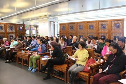 说明: D:\苏晓明工作文件\2018年\刘斯翰先生诗词系列讲座\46讲（1月14日）\2018.1.14刘斯翰诗词讲座第46讲（照片）\通稿照片\词友们认真倾听老师解析秦观词作.JPG