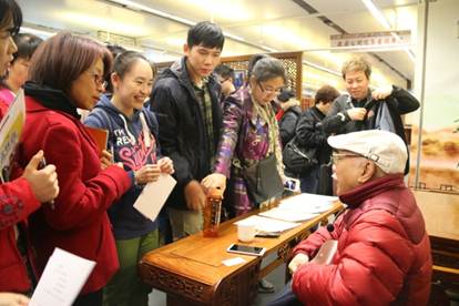 说明: D:\苏晓明工作文件\2018年\刘斯翰先生诗词系列讲座\46讲（1月14日）\2018.1.14刘斯翰诗词讲座第46讲（照片）\通稿照片\课后互动交流2.JPG