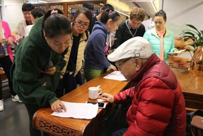 说明: D:\苏晓明工作文件\2018年\刘斯翰先生诗词系列讲座\46讲（1月14日）\2018.1.14刘斯翰诗词讲座第46讲（照片）\通稿照片\课后互动交流1.JPG