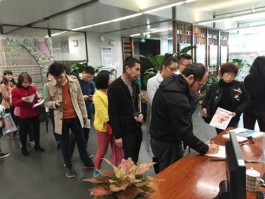 说明: D:\苏晓明工作文件\2018年\刘斯翰先生诗词系列讲座\46讲（1月14日）\2018.1.14刘斯翰诗词讲座第46讲（照片）\通稿照片\讲座结束后，词友报名下一期讲座.jpg