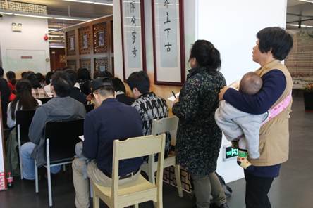 说明: D:\苏晓明工作文件\2018年\刘斯翰先生诗词系列讲座\46讲（1月14日）\2018.1.14刘斯翰诗词讲座第46讲（照片）\通稿照片\热情听众挤满讲座现场.JPG