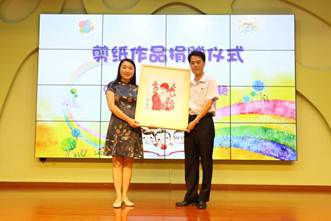 8.广州少年儿童图书馆馆长、党支部书记何建平接受“广州剪纸皇后”韩艳老师的作品捐赠