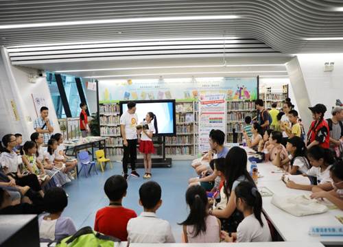 杜宛霏小朋友为大家介绍《戴望舒诗文选》