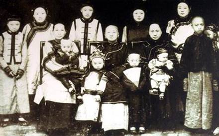 说明: 说明: 巴金幼年时全家照，右三是外婆抱着的巴金，左三是巴金的母亲