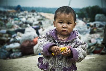 说明: 说明: 001——在垃圾场里长大的孩子，穿着从垃圾堆里捡来的衣服，吃着从垃圾堆里捡来的食物，玩着从垃圾堆里捡来的玩具