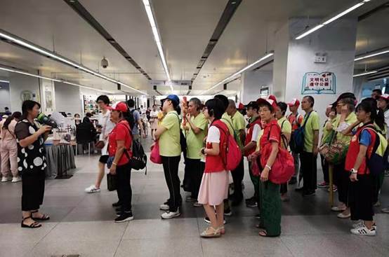 说明: \\Zj130804\e\1楼馆员文件夹\李芷筠\2019年8月工作\2019年8月9日下午“牵手走进图书馆”越秀区洪桥街残疾人参观图书馆活动\8.9\微信图片_2019081317385117.jpg