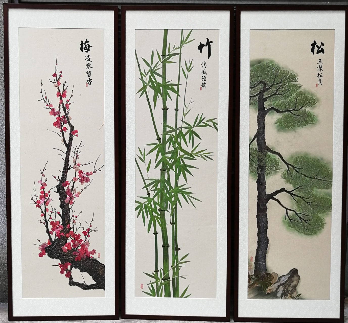 作品:岁寒三友(梅竹松) 规格:80*220cm*3幅 简介:将岁寒三友中真实的