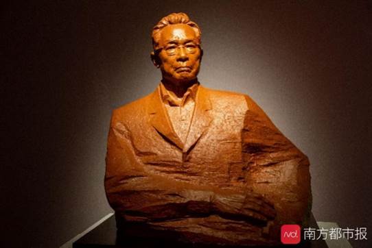 许鸿飞《山高人为峰》(钟南山雕塑) 采写:南都记者许晓蕾通讯员穗文广