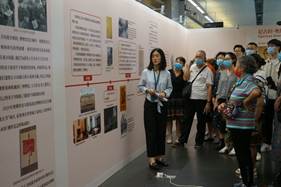 说明: E:\“钢铁是怎样炼成的”活动及展览\广州图书馆青年党员作为红色领读人展览导览.JPG