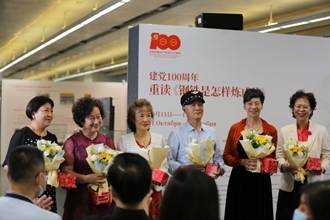 说明: E:\“钢铁是怎样炼成的”活动及展览\重阳节向退休人员鲜花2.JPG