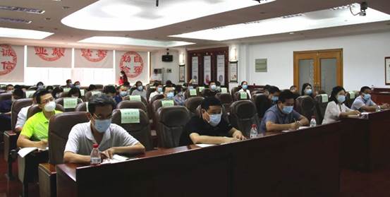 说明: 听众认真听讲并做笔记2