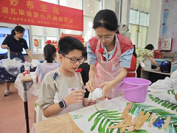 说明: C:\Users\diaoxiaoyu\Desktop\通讯稿\20241001广少图举办非遗扎染活动 带领听障少儿欢度国庆\微信图片_20241008100021.jpg