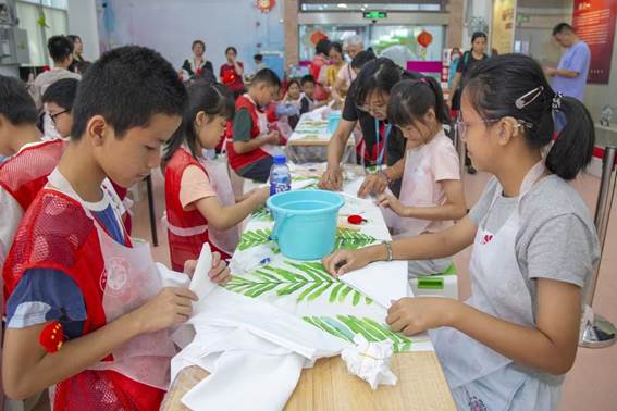 说明: C:\Users\diaoxiaoyu\Desktop\通讯稿\20241001广少图举办非遗扎染活动 带领听障少儿欢度国庆\微信图片_20241008100019.jpg