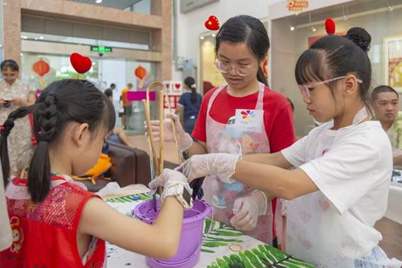 说明: C:\Users\diaoxiaoyu\Desktop\通讯稿\20241001广少图举办非遗扎染活动 带领听障少儿欢度国庆\微信图片_20241008100020.jpg